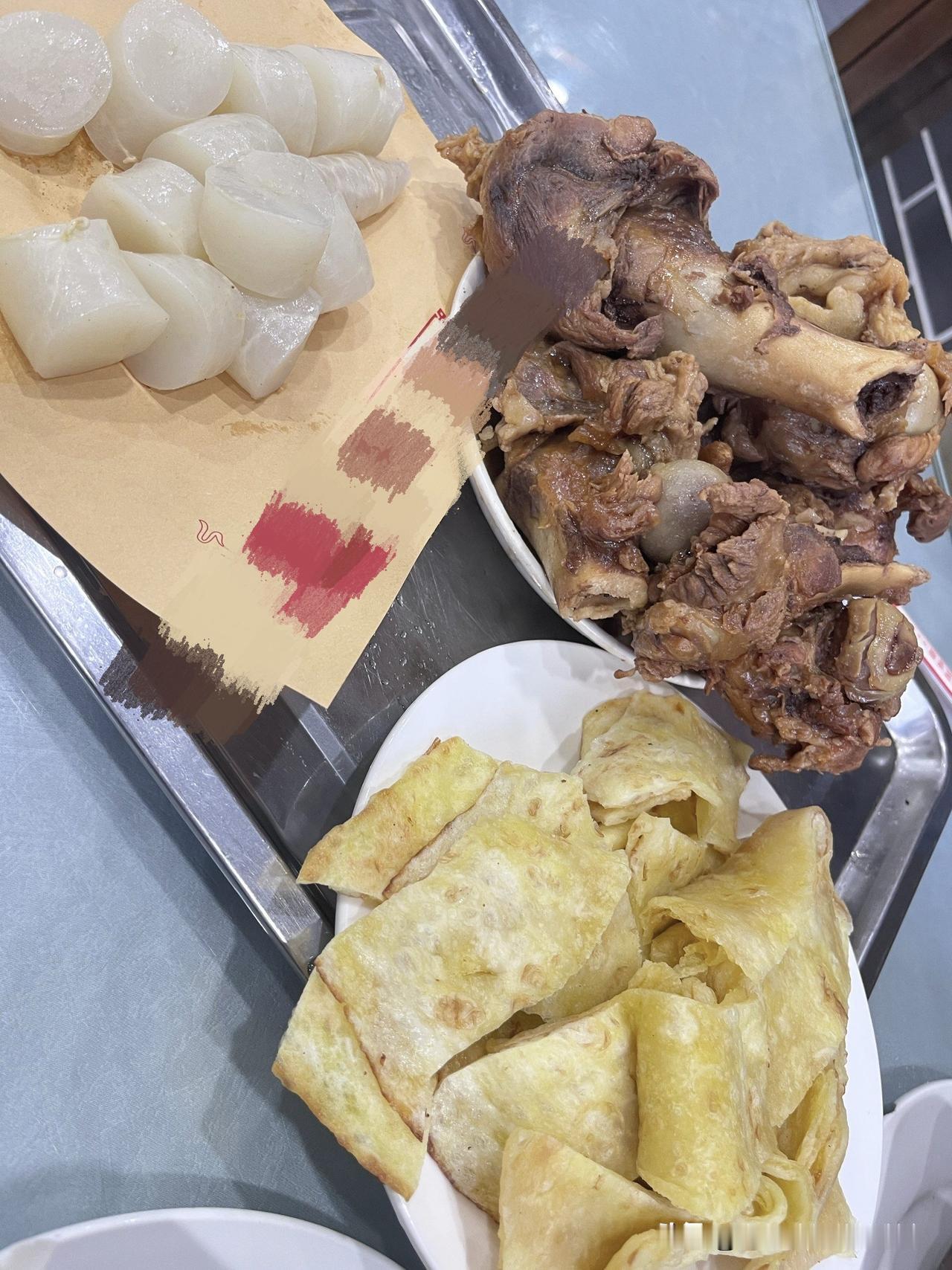 同事戴了一个24小时动态血糖检测仪，三分钟检测一次。

戴了几天他发现: 知道吃