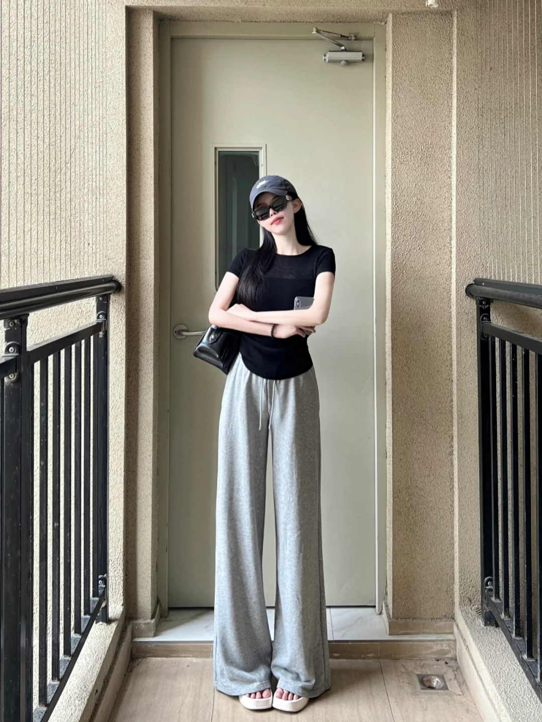 休闲组今天是！黑t➕灰卫裤！