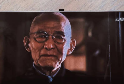 《繁花》里爷叔说过的每句话都是经典，值得回味：“ 每个人的生命里，都有最艰难的那