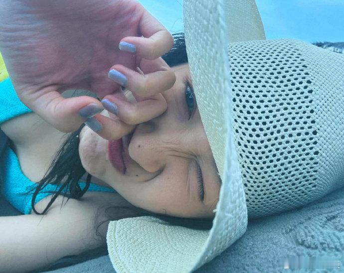爱自己是终生浪漫的开始[坏笑]  ​​​