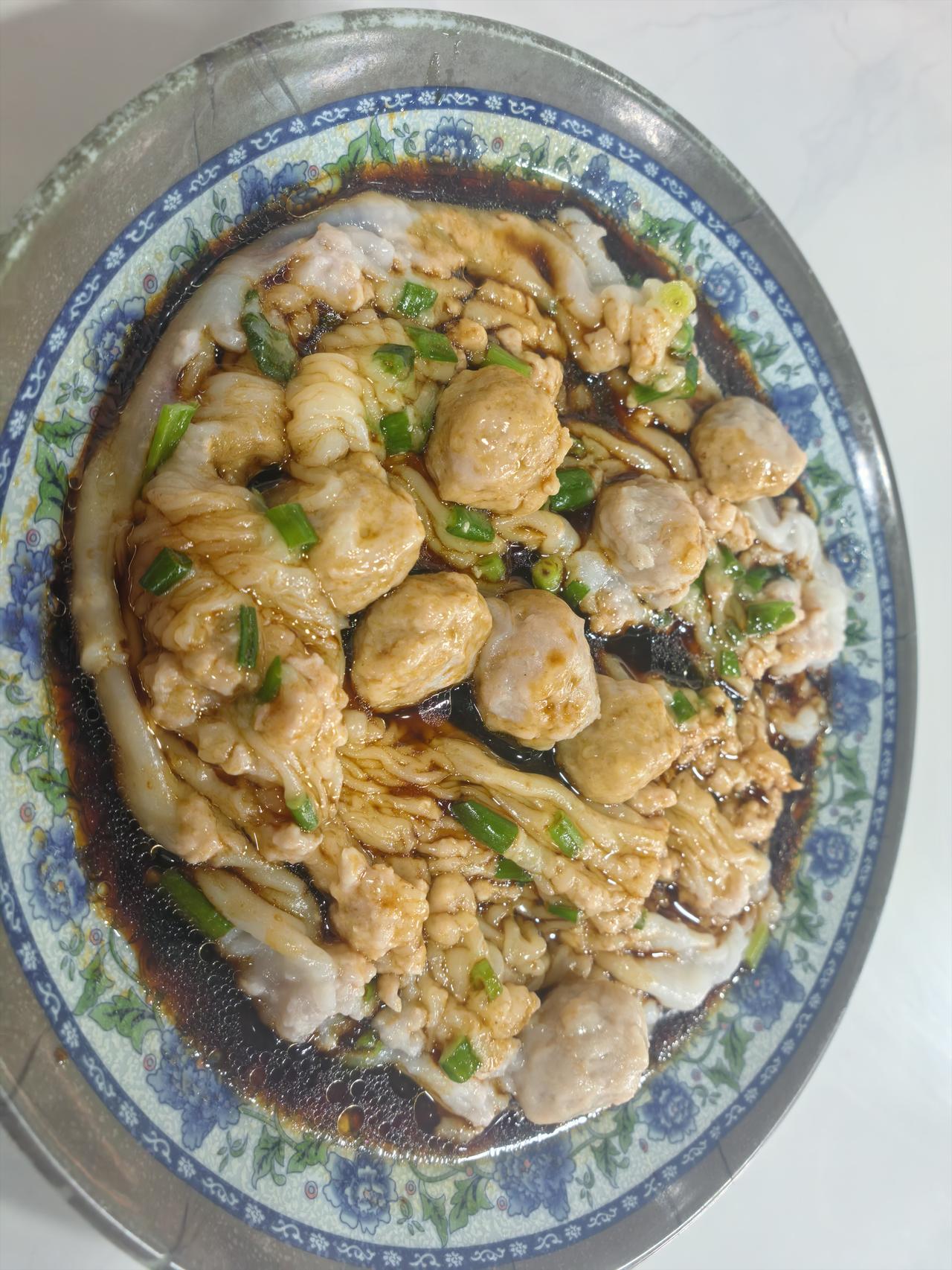 好多人都说广东人会吃，就一个早餐都多姿多彩，其实早上喝早茶的主力军都是退休人员，