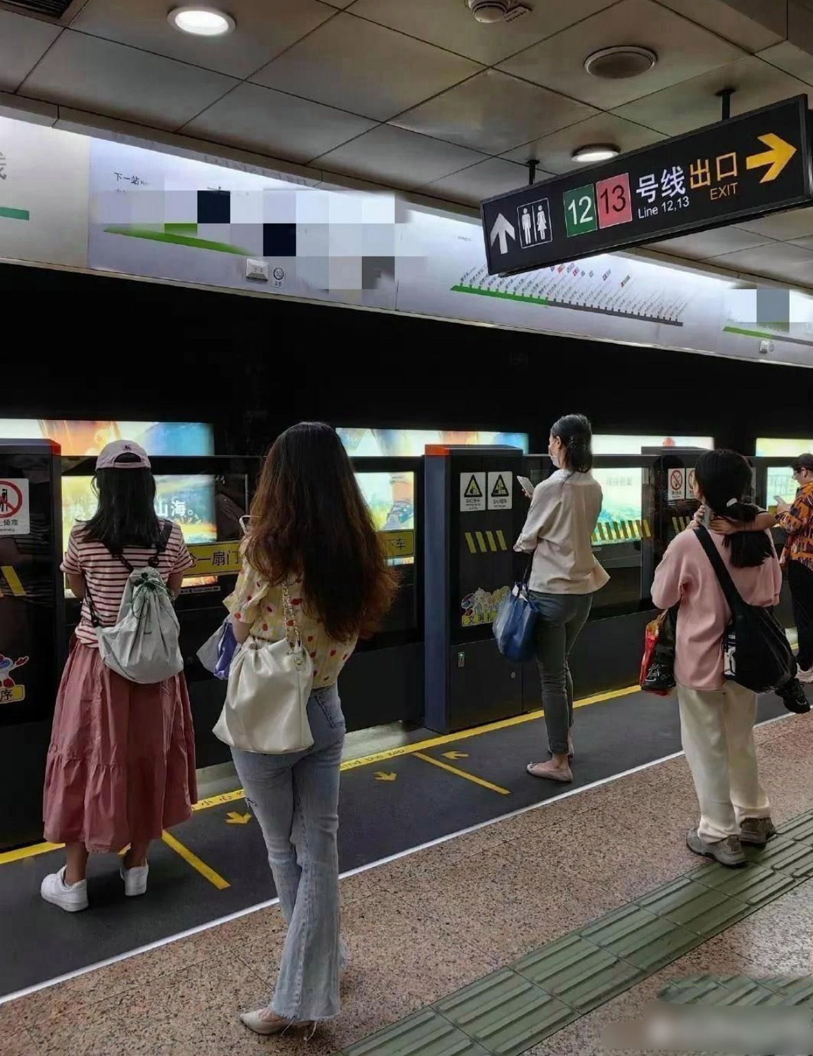 果然紧身牛仔裤的尽头是细高跟 ​​​