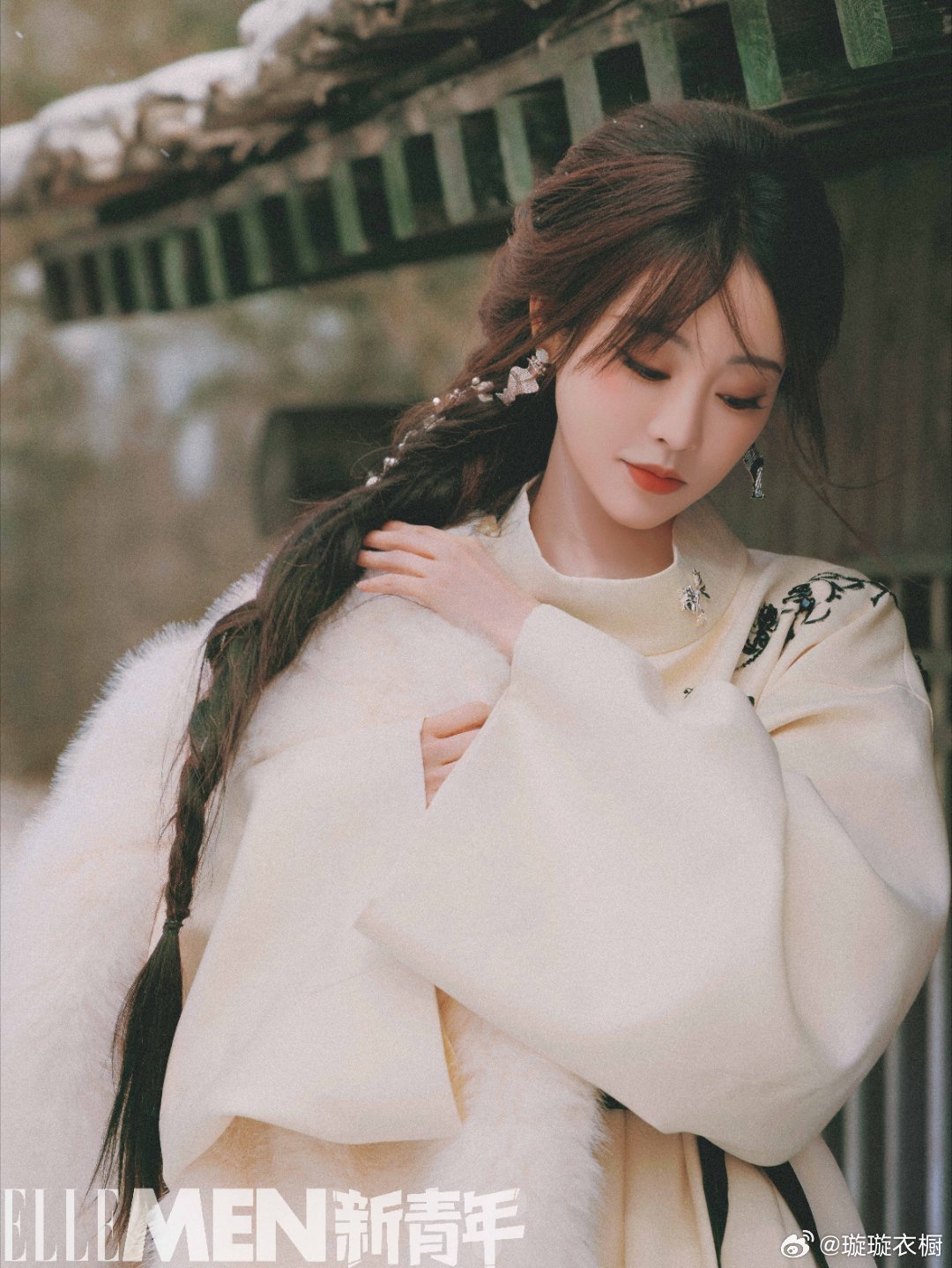 祝绪丹素衣映雪叩朱门，竹影摇碎千年纹。橘光偷吻鬓边霜，东方韵致藏针脚。羽裘裹住日