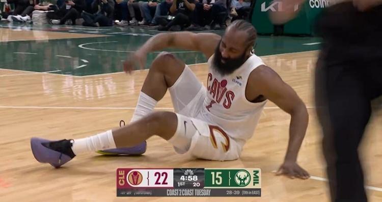 谈到哈登和莫布里的表现，主帅阿特金森说：“哈登总能找到错位中的莫布里，他给了莫布