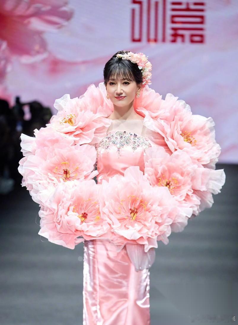 赵雅芝变老了我能理解， 赵雅芝身材走样我也能理解， 可我真是不理解，她今年都73