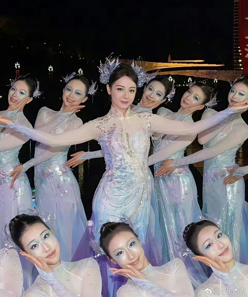 曝迪丽热巴6月解约有网友表示，不看好她解约以后的发展，在嘉行还有打工人背锅，等独