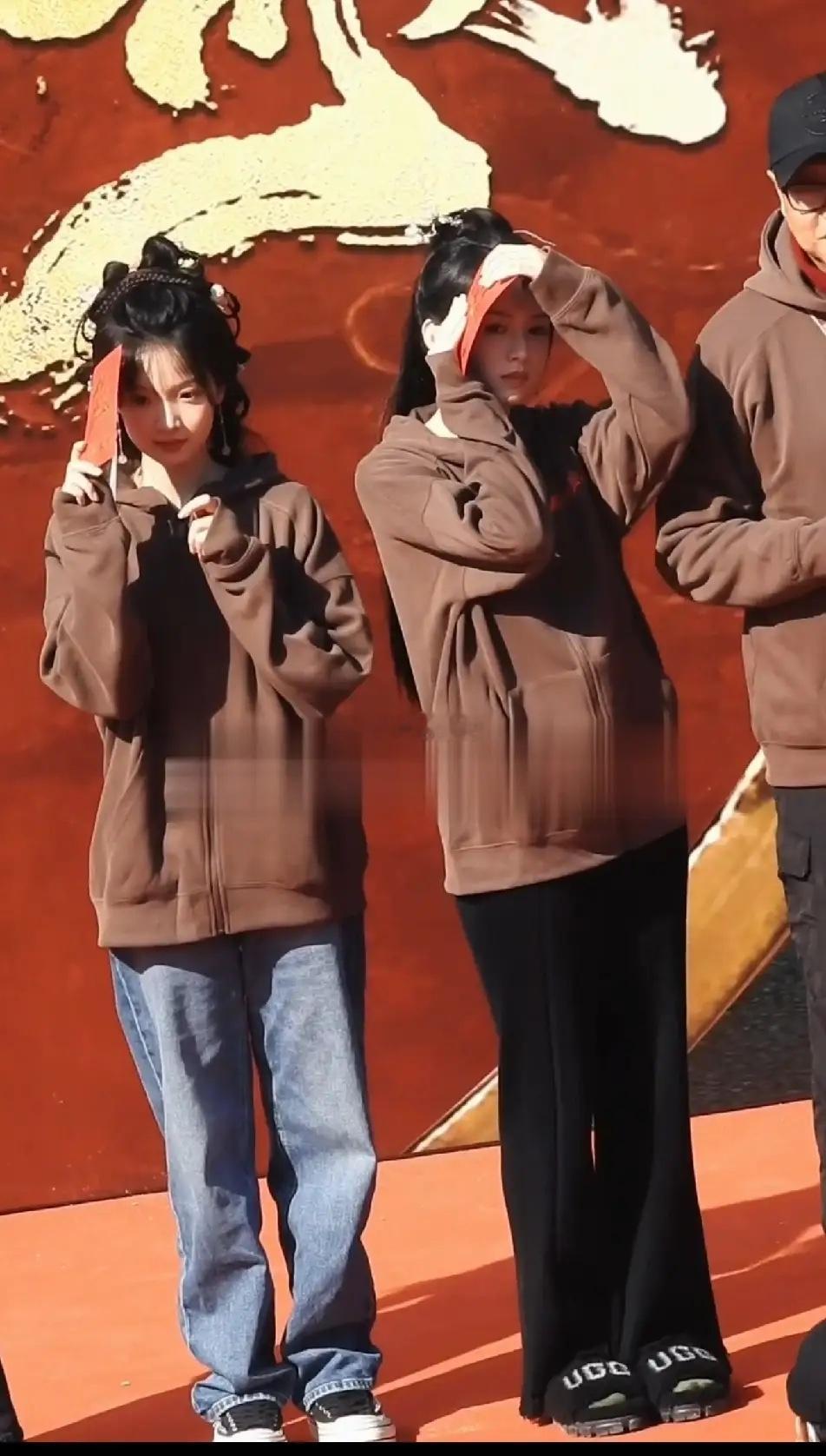 周也把挡太阳的卡片一拿掉，旁边的张淼怡立马失色不少，女一和女二的脸还是有区别的，