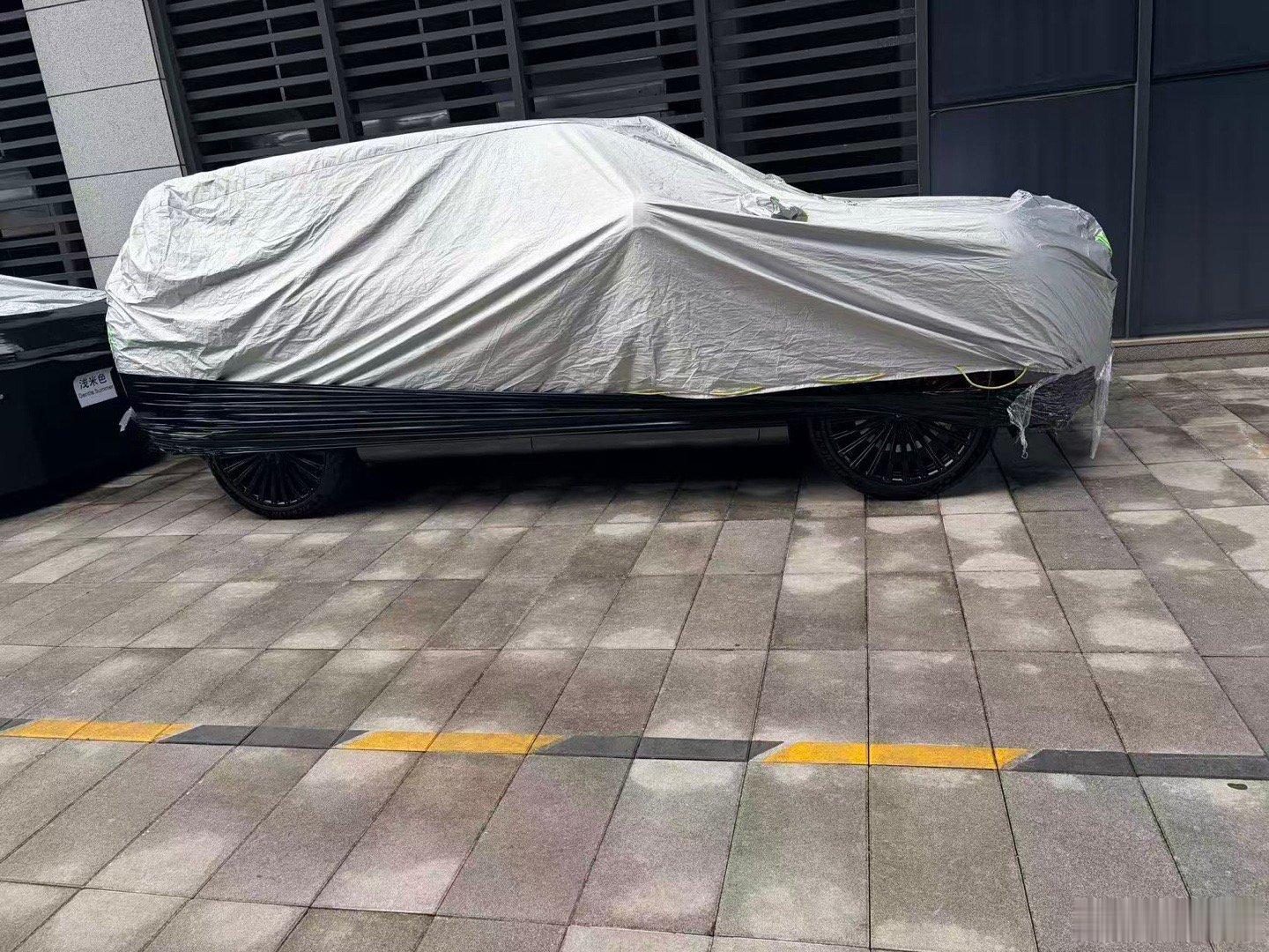 阿维塔阿维塔 有塔友拍到了阿维塔总部楼下的阿维塔大6座。车长近5米4，搭载了宁德