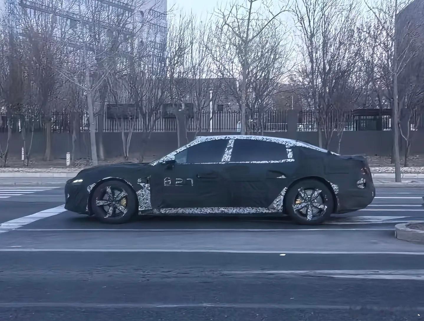 小米 SU7 L 行政版的路试谍照曝光，这么看还有点商务的感觉，前后的大灯不也得