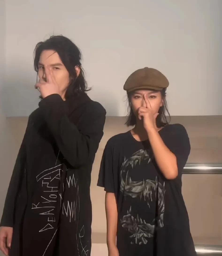 真的没想到！网红李蠕蠕当着向佐的面模仿向佐跳操后，
向佐居然没生气，反而追着李蠕