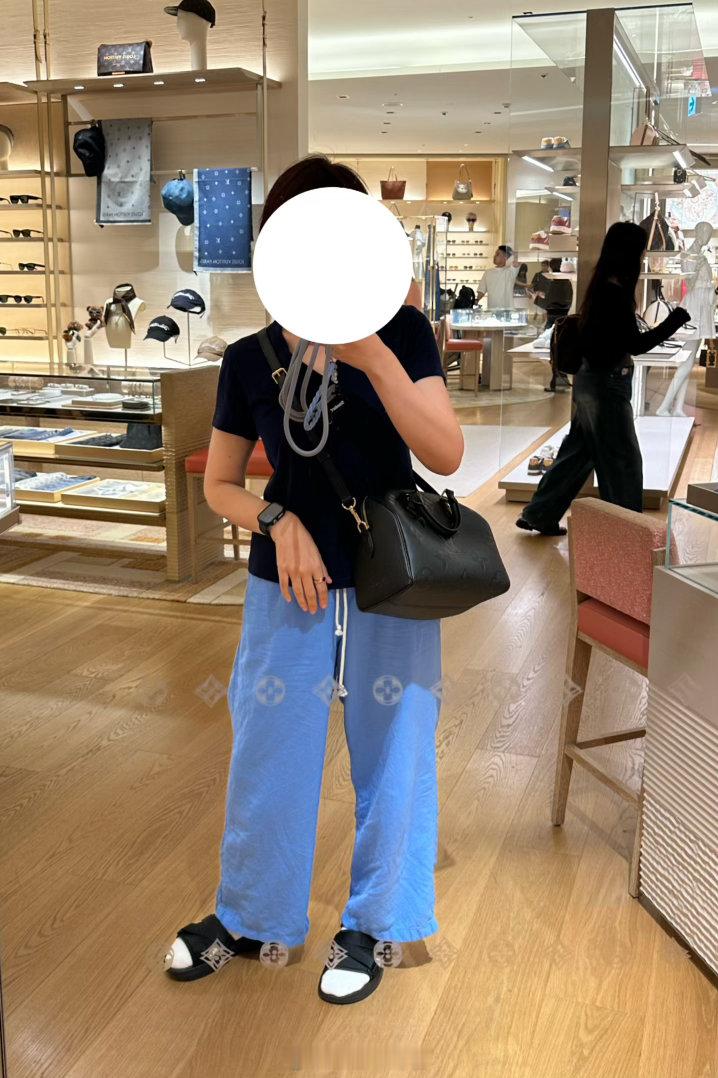 哈哈哈哈哈哈哈哈今天到得很早，我一个爽买。小孩逐渐有了金钱的概念，用超大声在店内