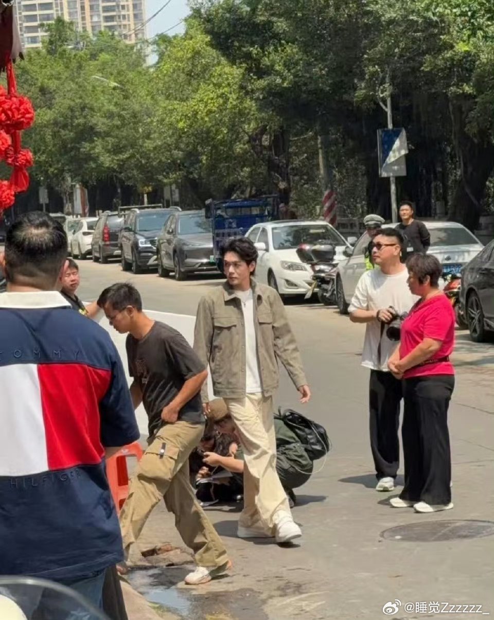 偶遇曾舜晞拍摄家乡宣传片偶遇曾舜晞拍摄家乡宣传片，颜值与气质双在线，帅气助力家乡