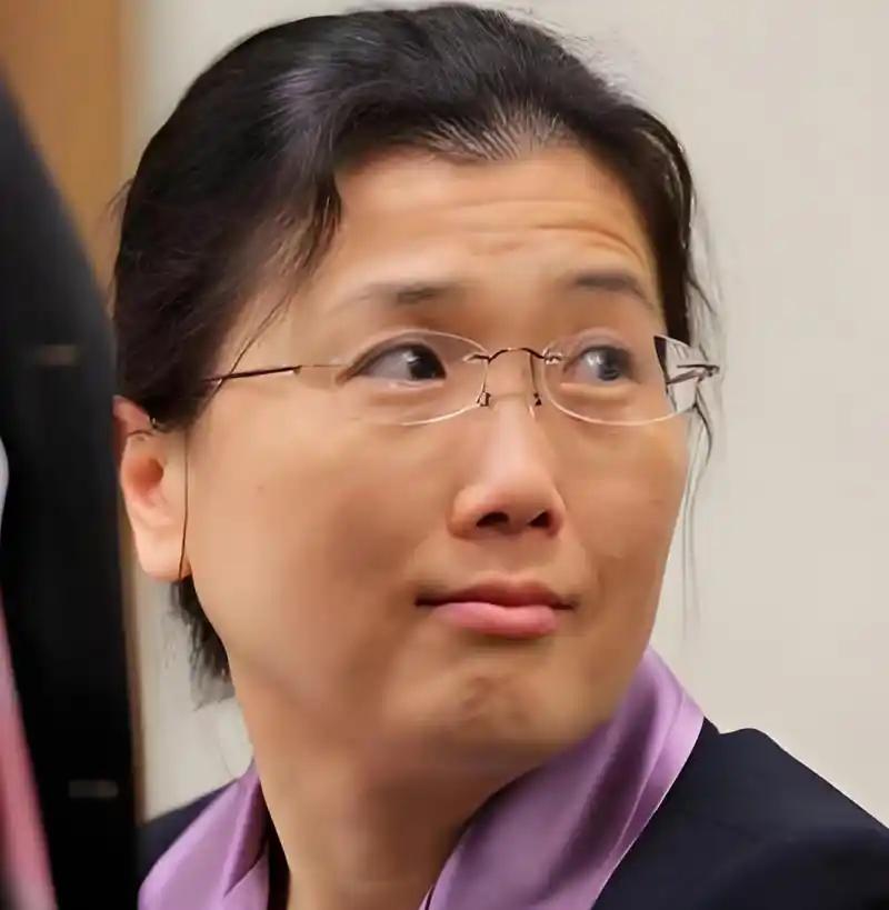北大化学才女李天乐：潜伏在顶级药企十年，她利用职务之便，将其清华丈夫一点点“熬”