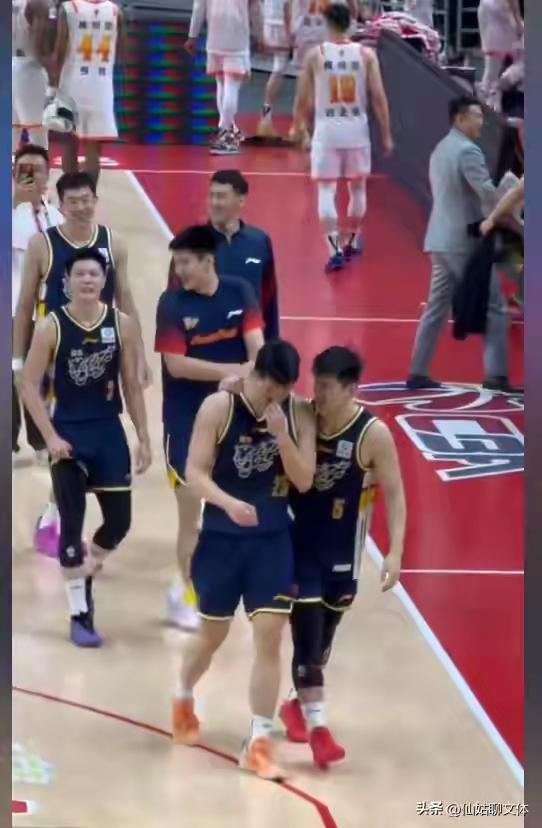 鼓励能让球员在失败时不气馁，迅速调整状态重新出发。今天最大的收获是看到了就皓嘉与