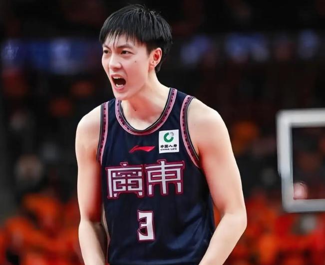杜锋的得意弟子竟然成了中国男篮最后的遮羞布。可即便他在上一场比赛中拼尽了全力，依