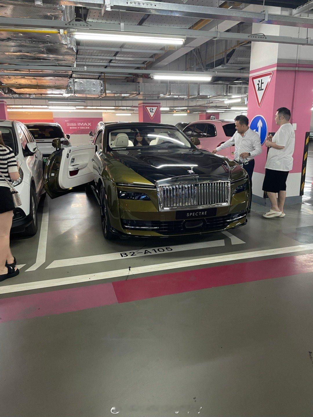 在上海都没见过spectre，在武汉遇到了试驾车  ​​​
