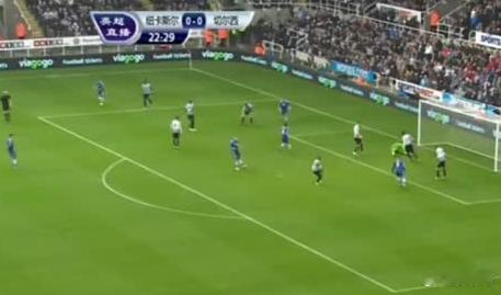 【马塔阿扎尔连续撞墙 后卫绊马索放倒裁判无视】北京时间11月2日，英超第10轮焦