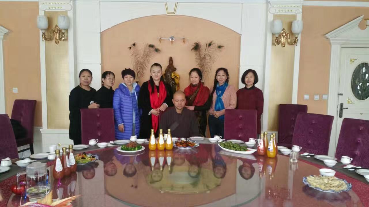 2017年2月22日中午，龐居士在《貴賓樓》，請法師吃素食大餐。