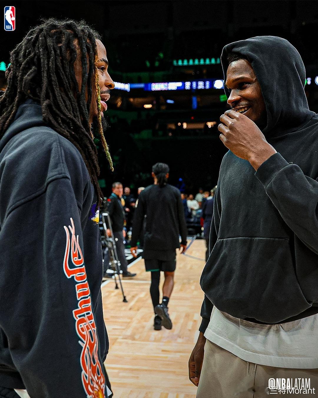 莫兰特和华子赛后交流，莫兰特的身体能和华子一样抗造就好了。