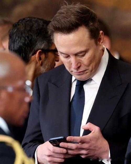 上联：古有快马送信
下联：今遇网络交友
下联：今用手机通话