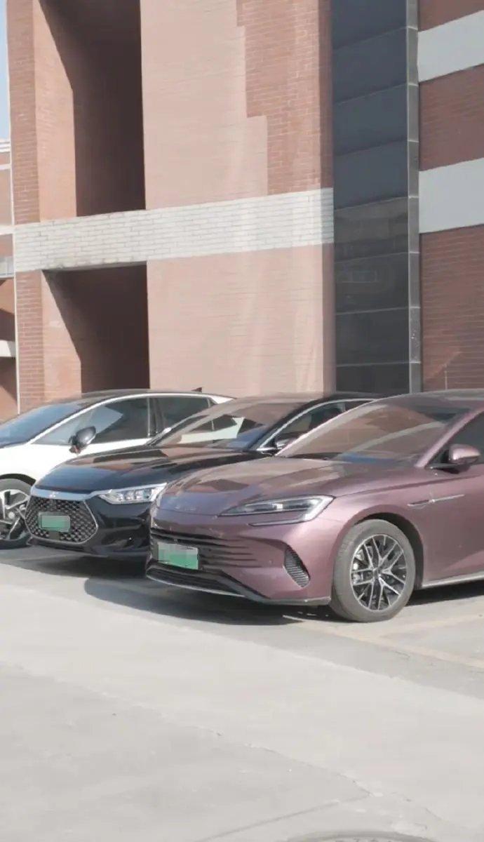 【高知共鸣：为什么大学老师都选择开比亚迪】  近些时候，当你漫步在国内的各大高校