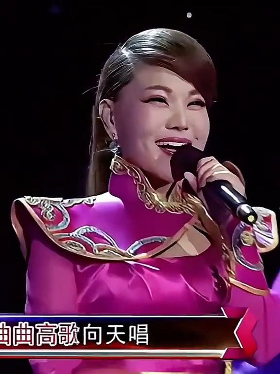 片片草场一群群牛羊，由曲高歌向天唱。声鞭炮噼里啪啦响，车阵清风吹来百花香。
