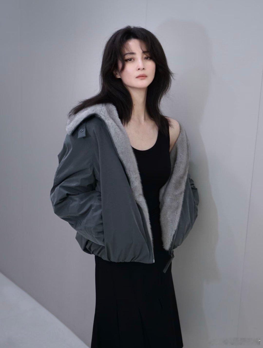 蒋勤勤分享了新的造型～“尝试了不一样的造型📸拍芭莎的幕后” 