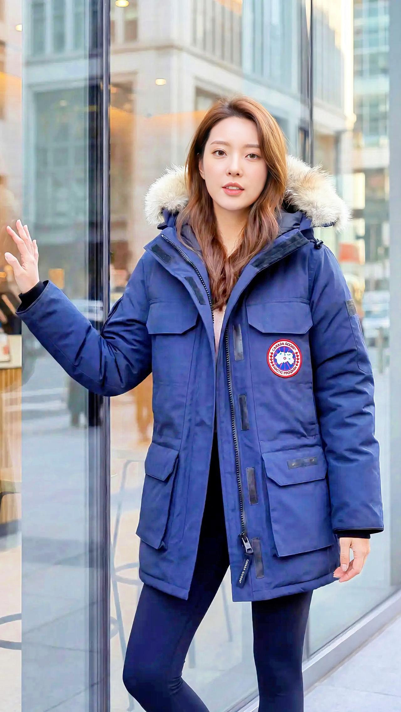 冬日穿搭指南：保暖又时尚的蓝色羽绒服