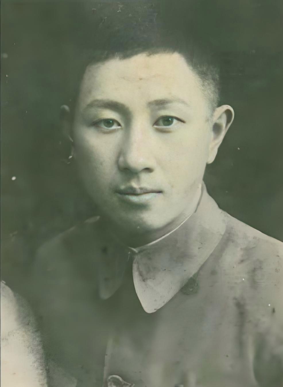 1936年，西安事变中，侍卫翁自勉舍命救蒋介石，导致右腿落下终身残疾，面对这位救