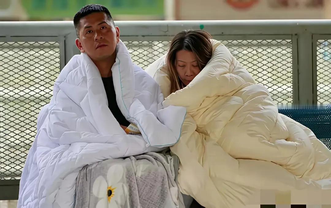 香港大火获救的男子眼神
触动我的内心。
想到郑州720水灾，我和老公回到家后的劫