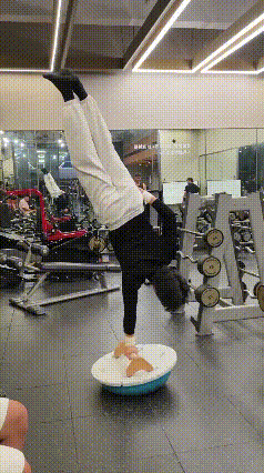 谁懂啊家人们！健身房里永远不缺狠人！
本以为自己举铁已经够拼了，结果一转头直接被