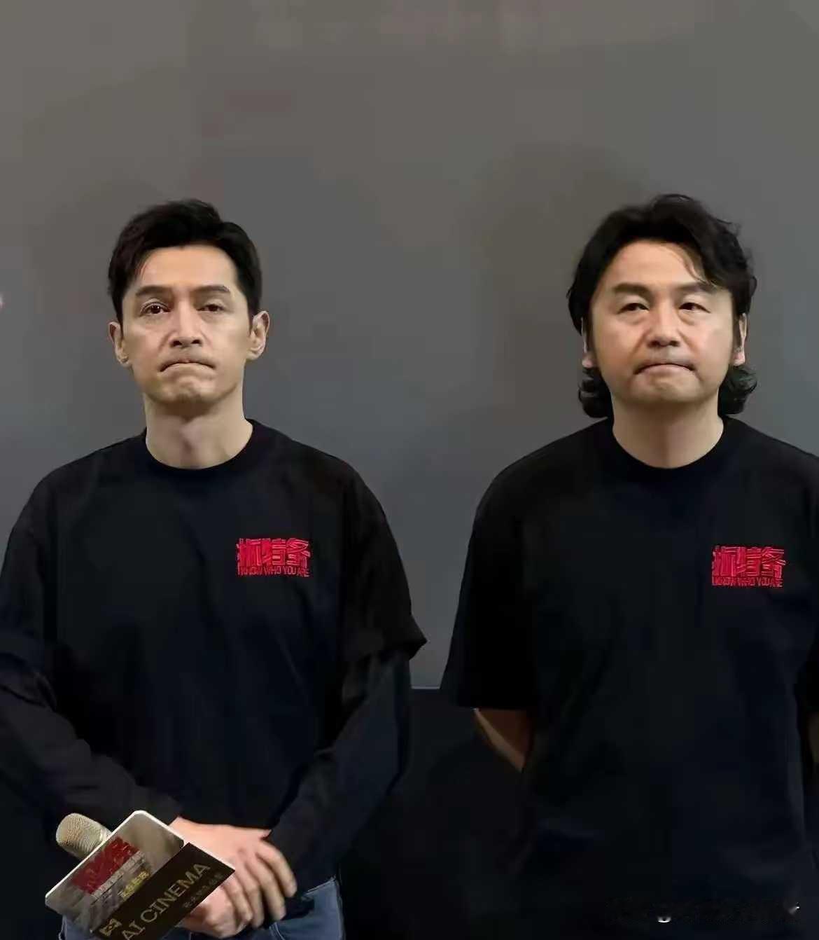 胡歌憋嘴，雷佳音也憋嘴，不是约好的表情，而是真的让胡歌和雷佳音很难堪，好好的电影