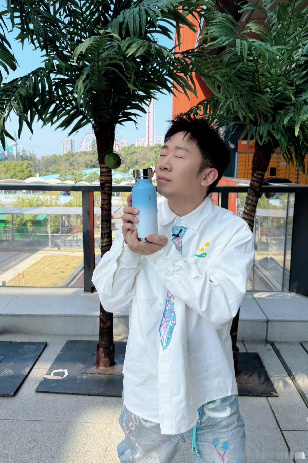 张杰送杨迪新款水杯 救命！张杰送杨迪新款水杯这事儿太好嗑了，感觉杨迪会把这个杯子