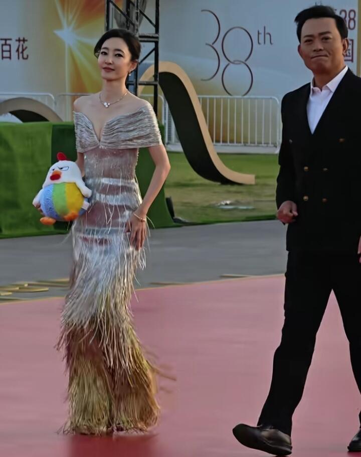 王丽坤不愧是素颜第一美女，几乎没有化妆的她也是这么好看，气质优雅大气，身材五官比