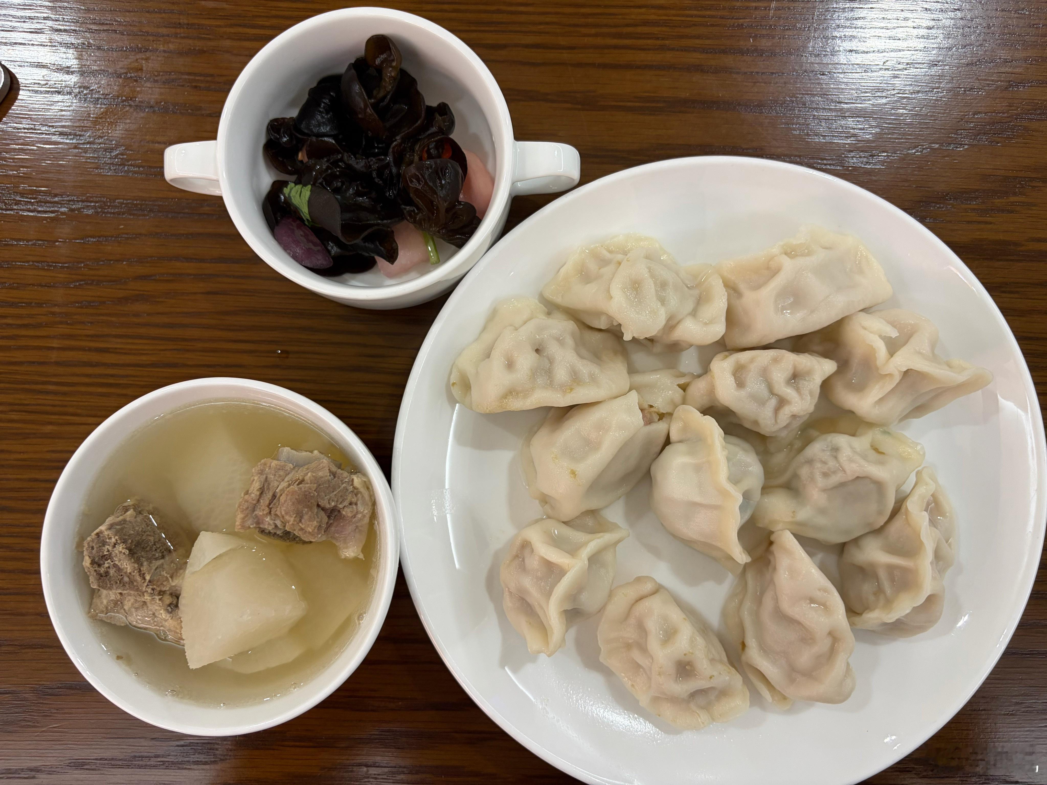 重庆机场的晚餐，萝卜排骨汤，凉拌木耳，一盘水饺（估计吃六个）。 