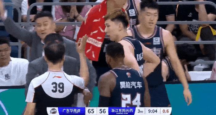 杜锋太狡猾，无理也要辩三分，张皓嘉补防被吹犯规，其实是周琦犯规，裁判记在角色球员