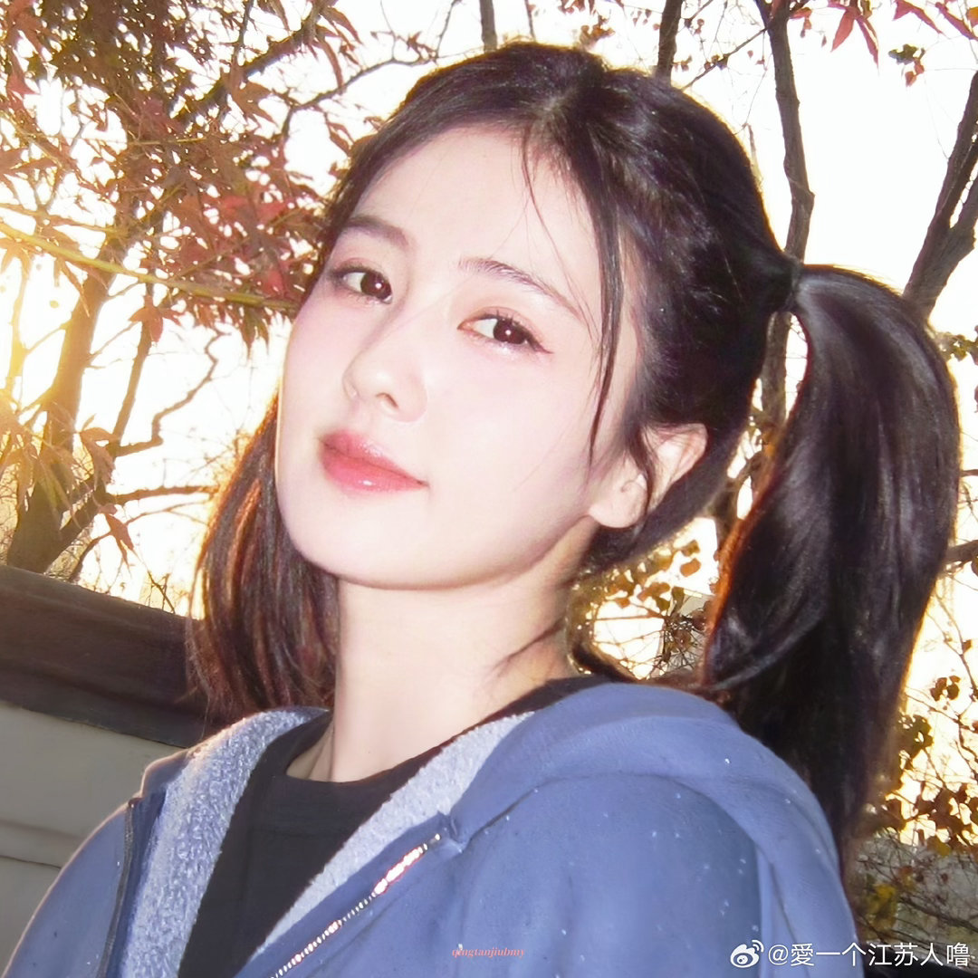 白鹿现身网友家隔壁网友在家偶遇白鹿生活突如其来的惊喜莫过于在家隔壁碰到白鹿，私下