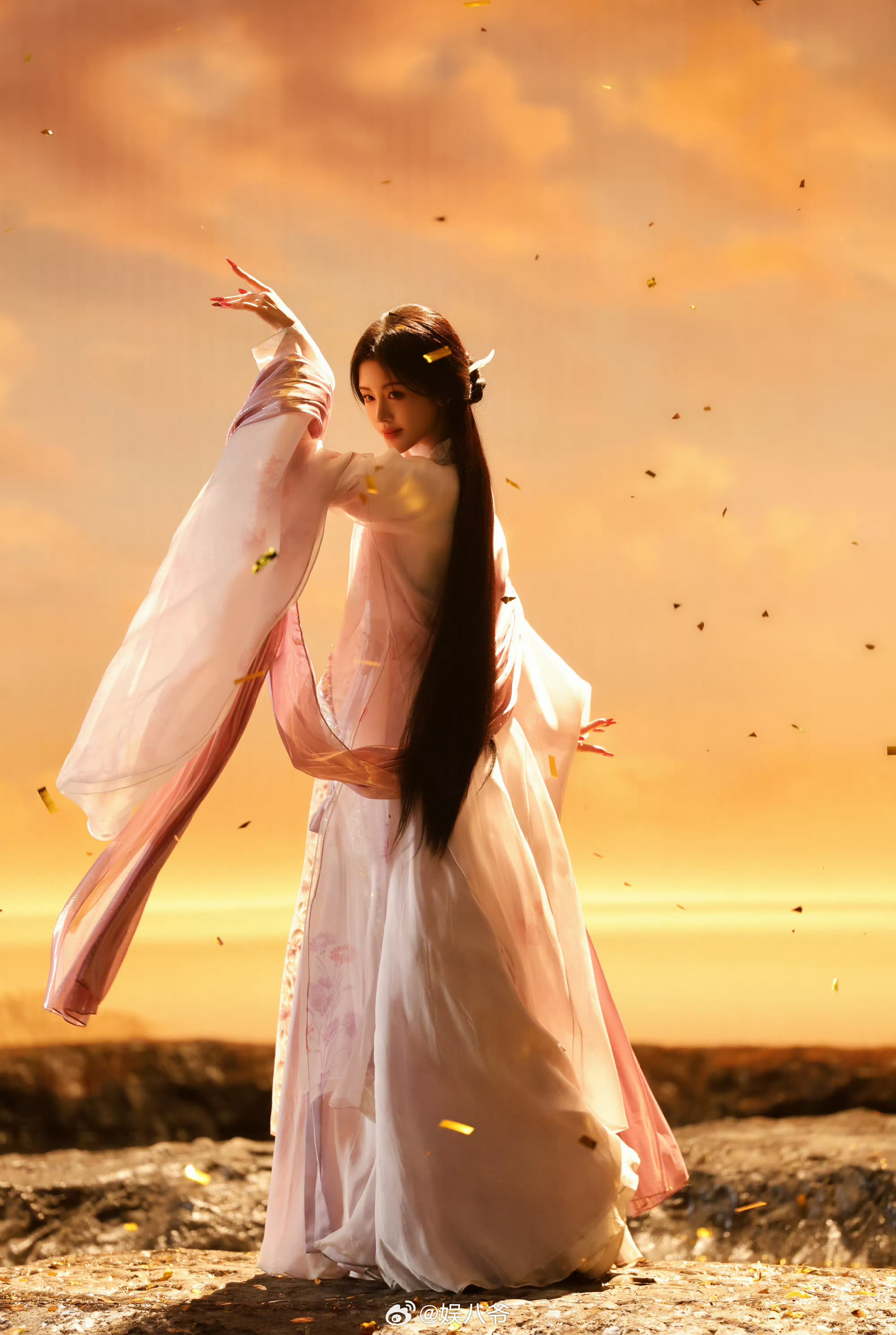 鞠婧祎露芜衣夕阳下跳舞鞠婧祎实在是貌美