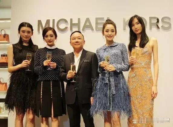 娜扎不管跟谁拍照都是抢风头。 