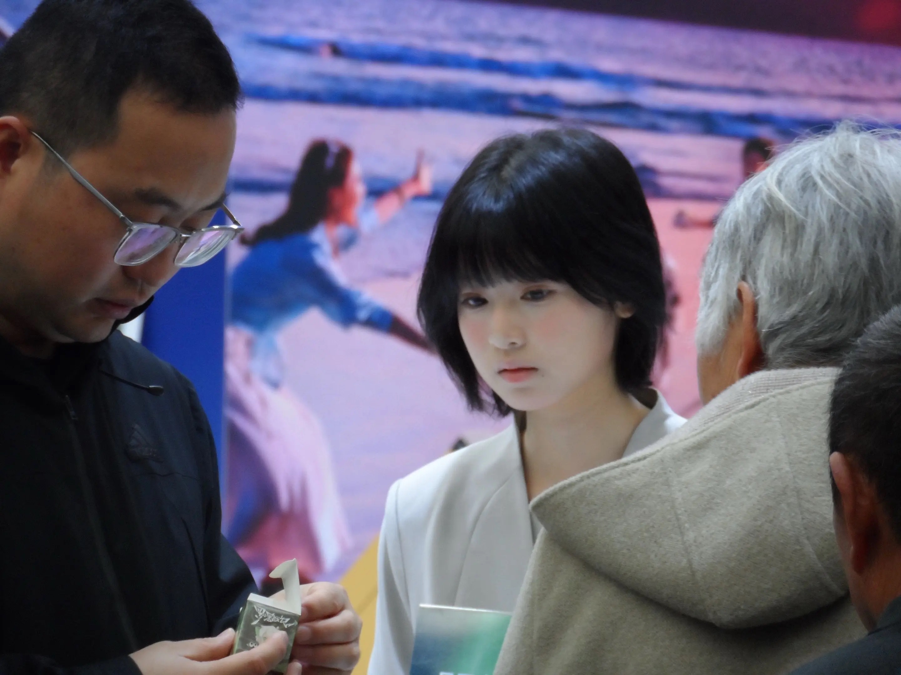 昆山车展上的 感觉现在年龄上来了 看到这种有baby肉的婴儿肥美女别提多喜欢了…