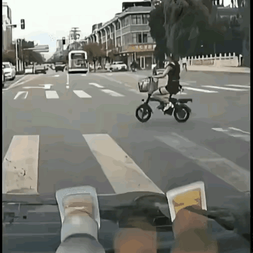 为什么直冲冲的就骑过去了
是没休息好吗