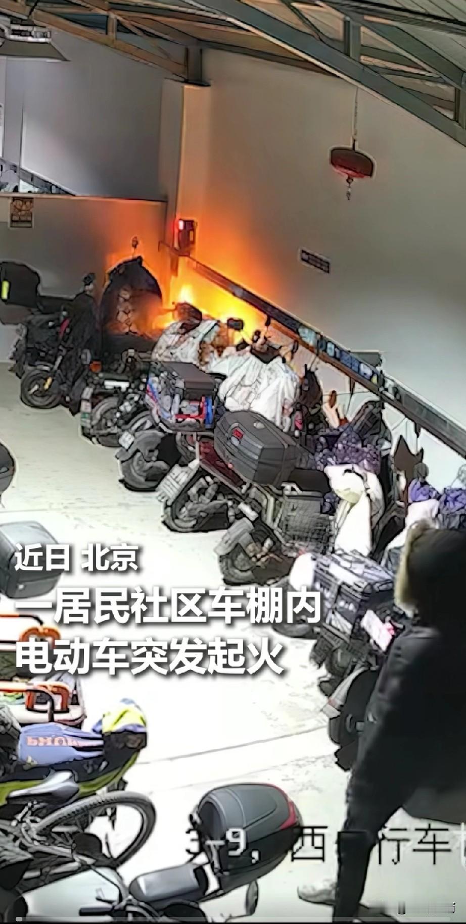 近日退役士兵顾宪政火上新华社，因为他不顾生命危险，将社区车棚内的起火电动车拉出了