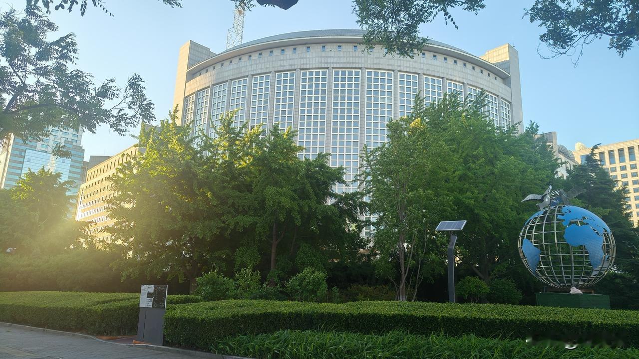特朗普：不许向伊朗提供武器！
中方：美国对台军售阻挡不了祖国统一！
特朗普：建议
