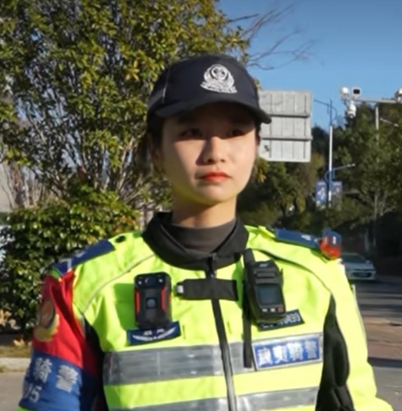 辅警在社区里‌不能独立接受群众举报线索‌！

‌勤务辅警‌可在民警指挥下‌接受群