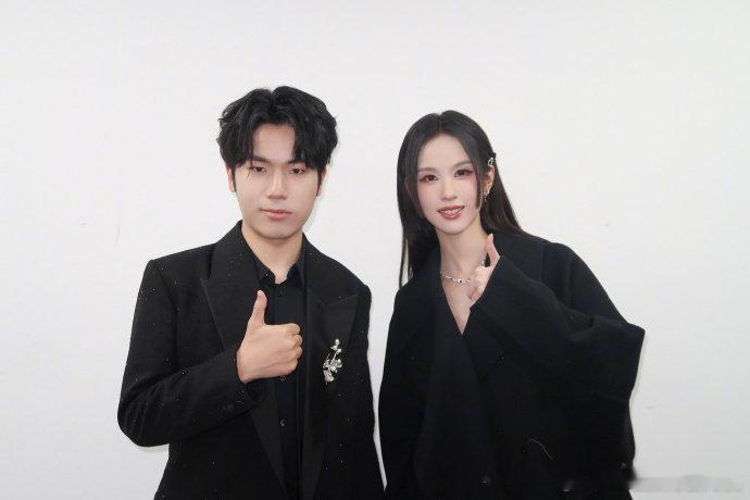 陈都灵合照里的明星们陈都灵和花海合照  陈都灵合照里的明星们，陈都灵和花海合照，