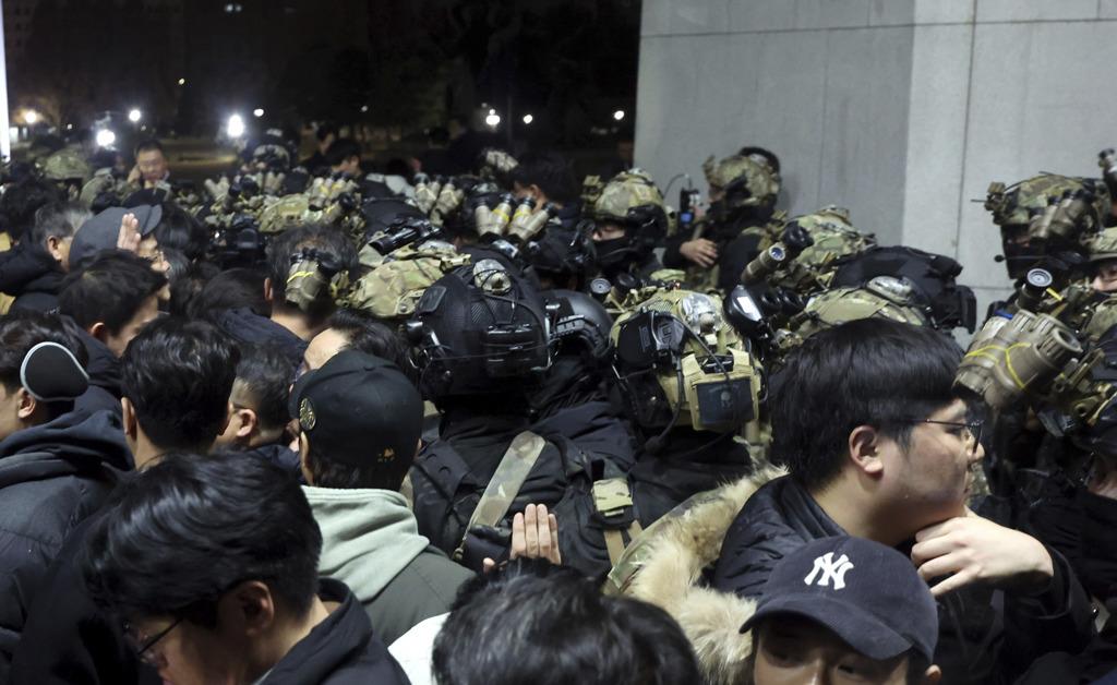 韩国总统尹锡悦昨日（3日）突然宣布戒严，随后又在短短数小时内宣布解除戒严，这一消