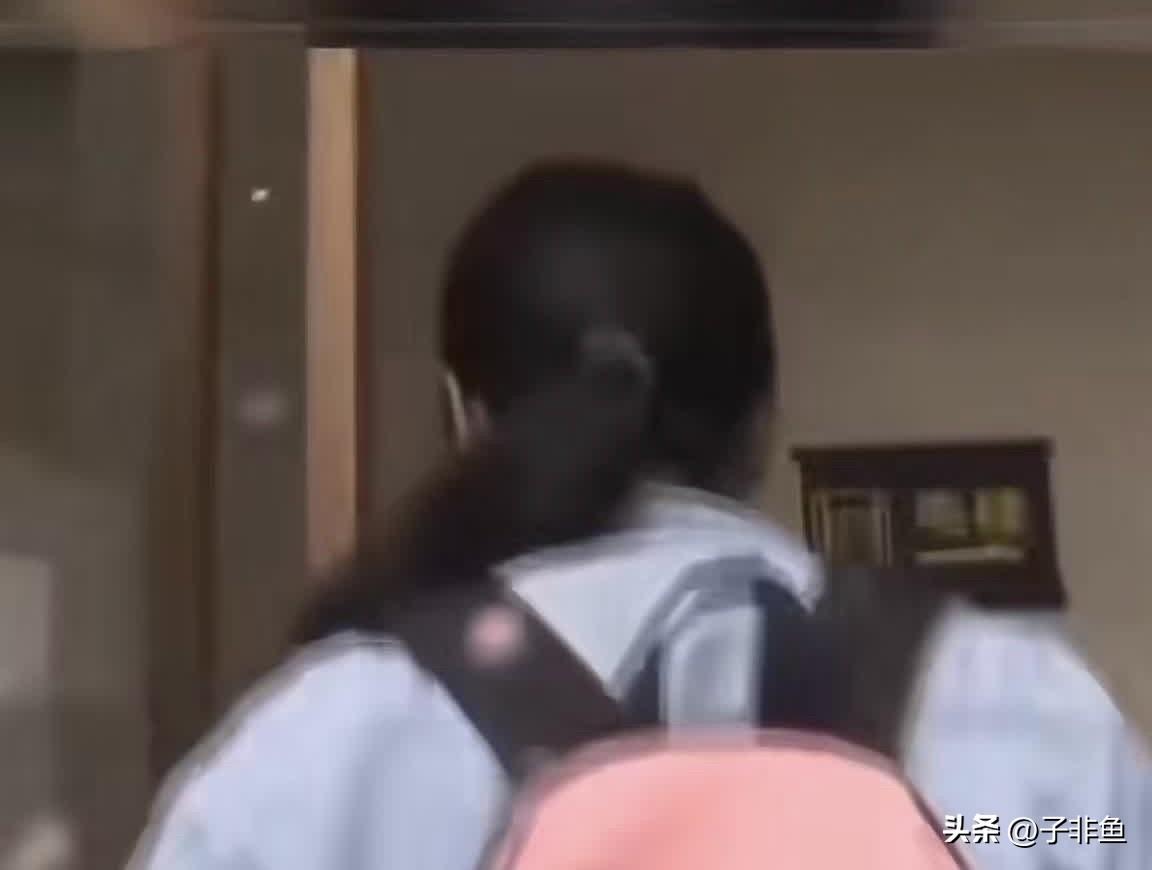 近日，深夜一对情侣入住乌鲁木齐一酒店，两人订了双床房，各自收拾妥当后就早早休息了