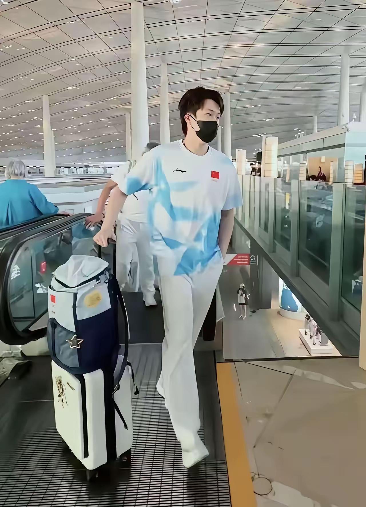 这个男人也太帅气了。

不知道的人，还以为是哪位明星出现在机场里。

不少人走近