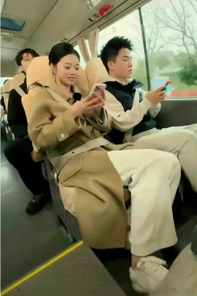 我的眼睛看着窗外，不知如何对你表白……是董宇辉不懂风情还是他的眼光太高，男大当婚