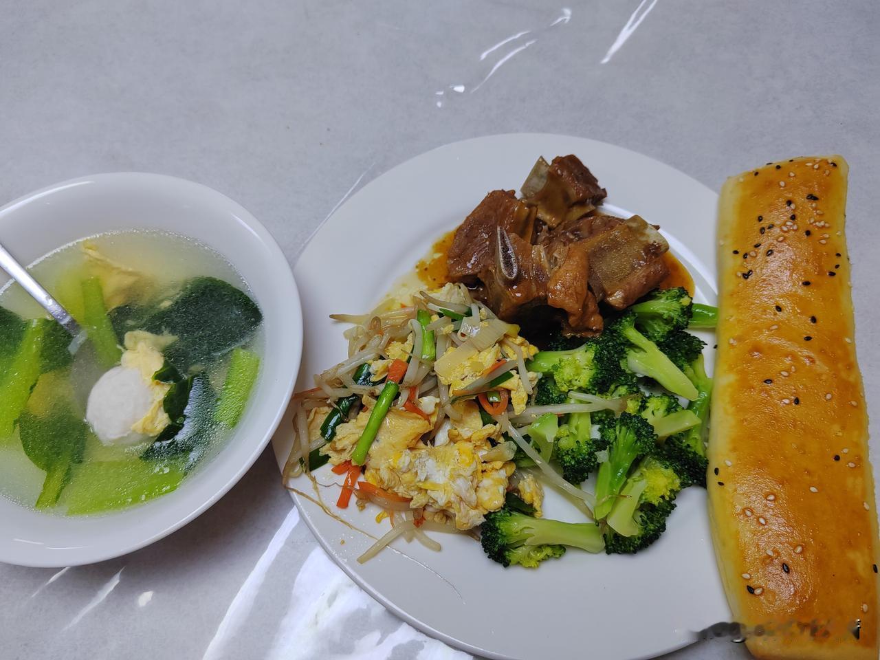 已经好几天没做茶点了，大家好像忘记了一样，没人再说，也没有人再提，刚上了伙食的时